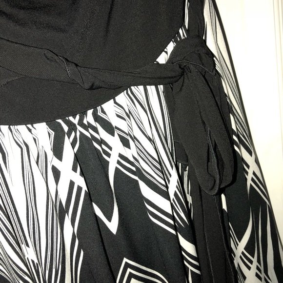 Black dress, above the knee - Picture 4 of 4